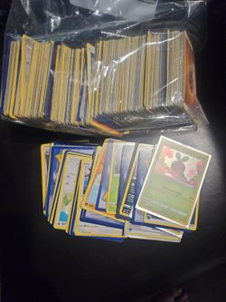 Pokemon cards 600+ bundle. Random Cards