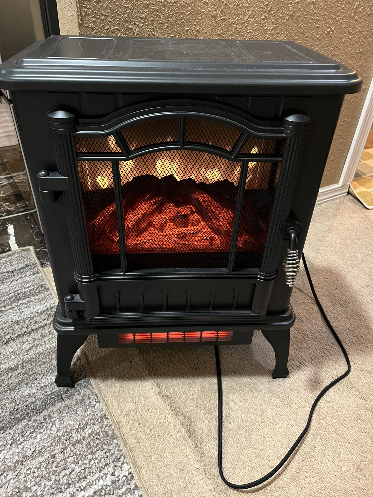 MAINSTAYS 3D Electric Stove With Infrared Quartz Heater w/ Flame Effect