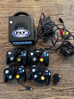 Nintendo game cube w 4 controllers