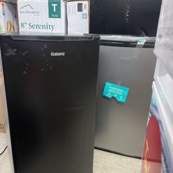 Refrigerator 3.4cu Hisense  And Magic Chef