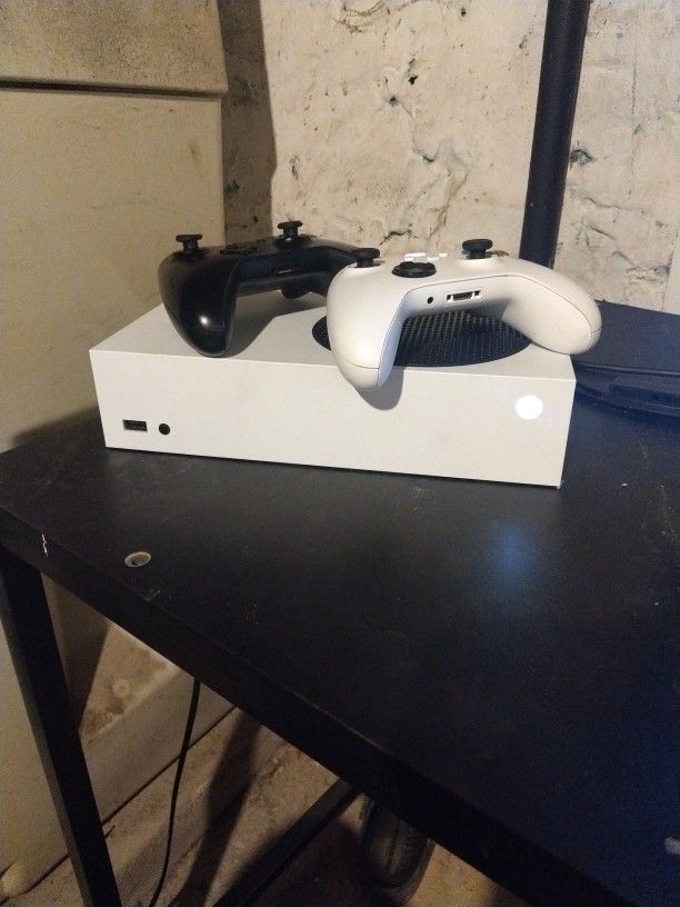 Xbox Series S 2 Controllers