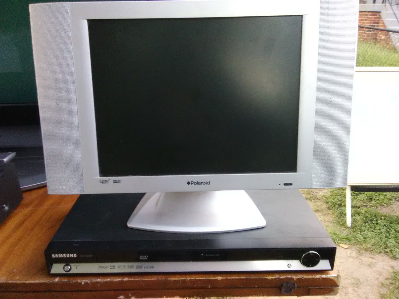 Polaroid 15 inch TV with Samsung DVD player