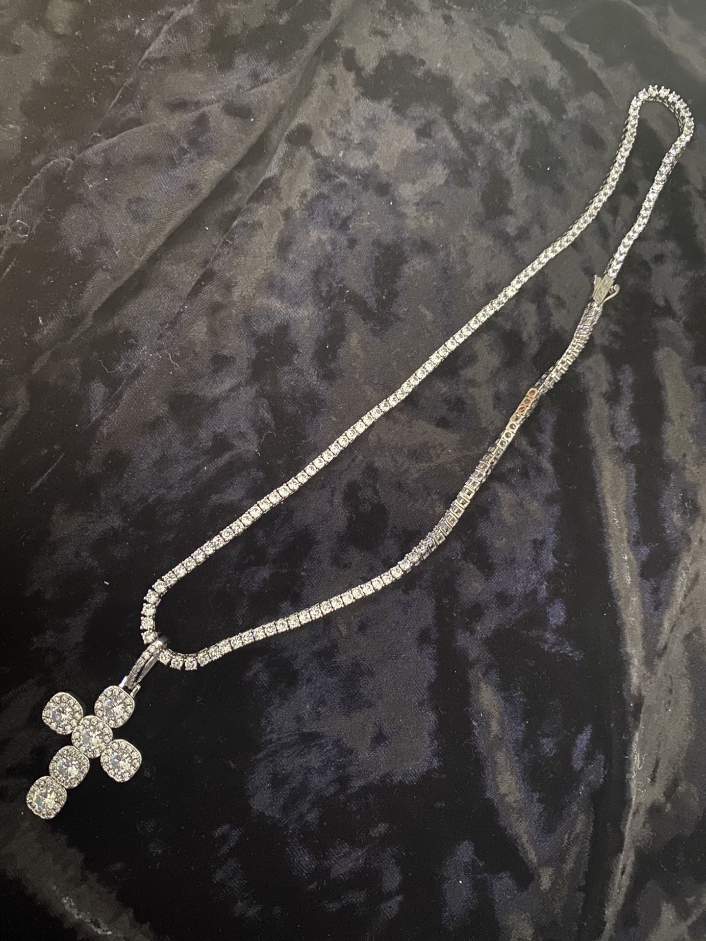 White gold necklace and charm