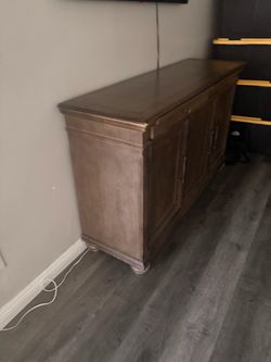 Buffett/ tv console