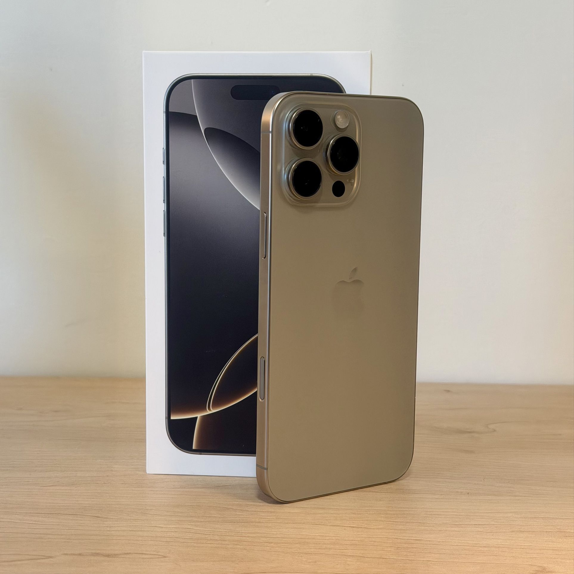 iPhone 16 Pro Max — 256 GB — Natural Titanium