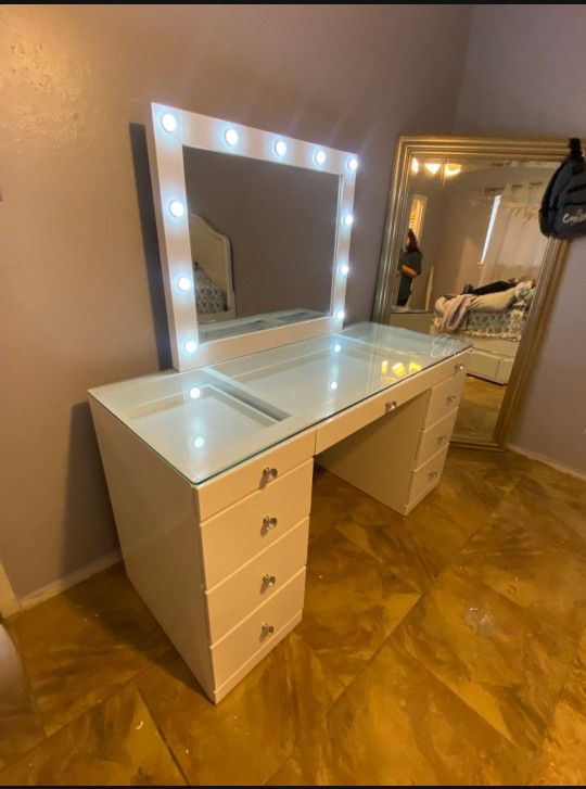 📌 Makeup Vanity Avery
