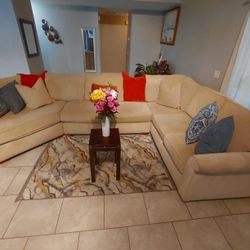 FREE DELIVERY!!! 
Havertys:
Jessie Collection 3 Piece Sectional!!!