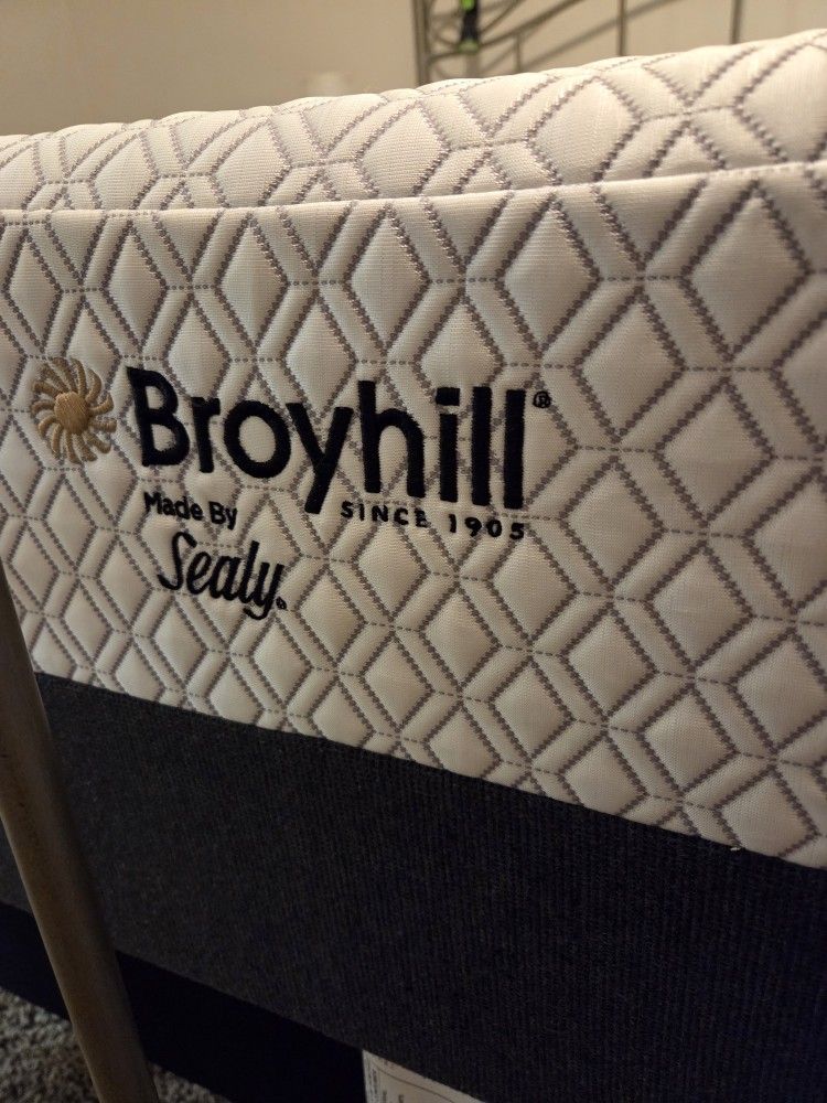 Broyhill By Sealy Queen Matress
