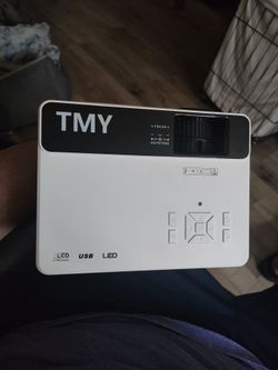 Portable screen projector
