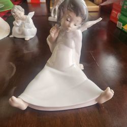 Lladro Cherub Wondering Angel Sculpture