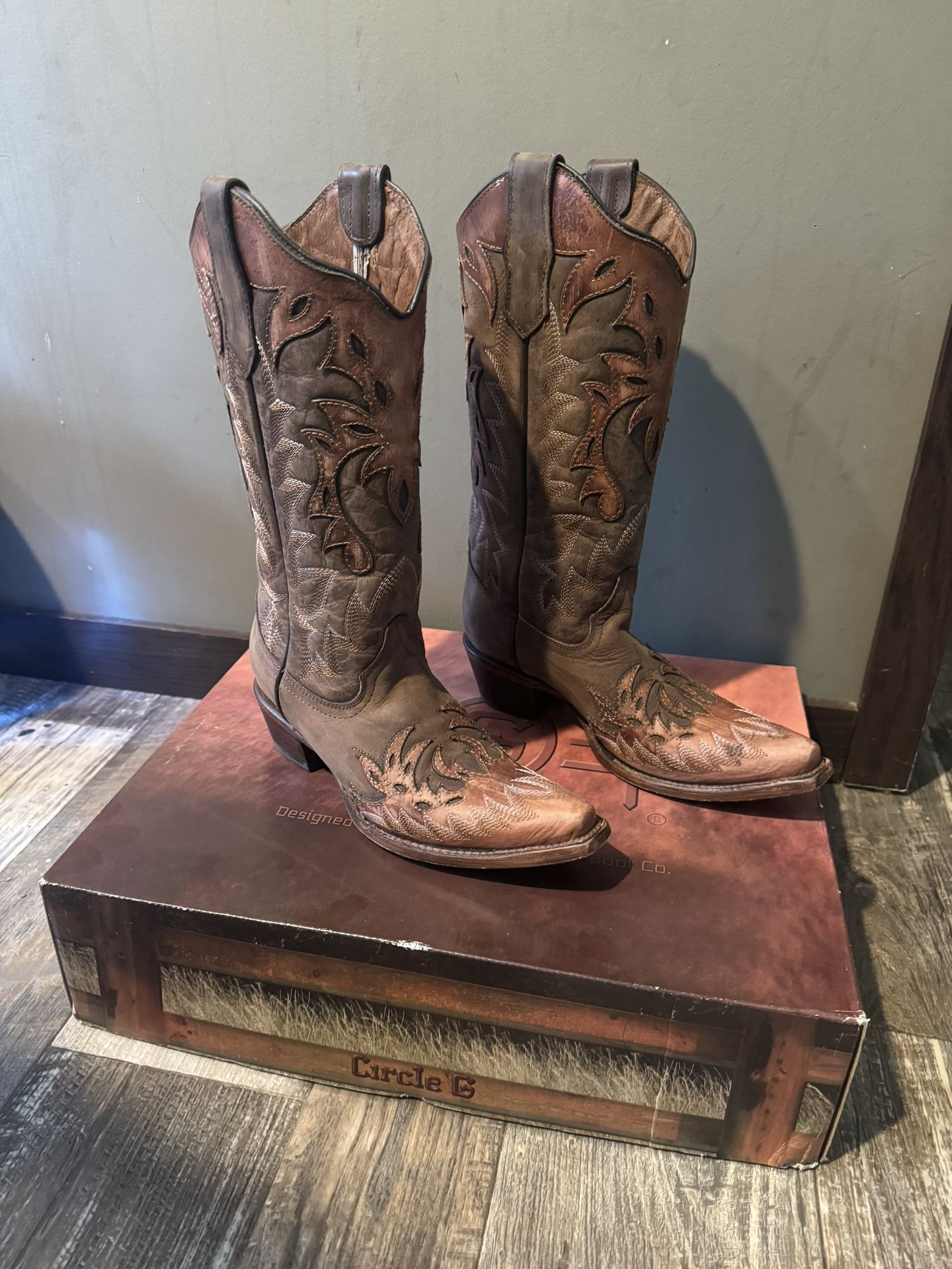 8.5 Women’s Circle G Boots