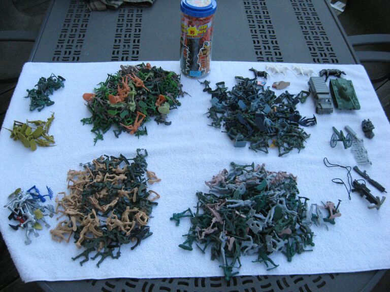 Big lot of army men and accessories