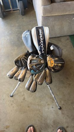 Callaway golf set. Callaway fusion wide sole, Callaway Paradym 7 wood, Rogue 3 wood, Rogue X  3 wood,   Odyssey putter with Callaway Hyperlight 3 bag 