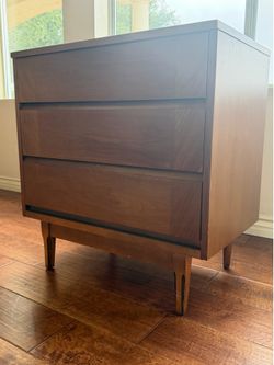 Mid century modern 3 drawer dresser
