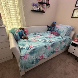 Twin Size Daybed With  trundle bed