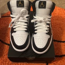 Jordan 1 Black, White, Gold Size9MEN