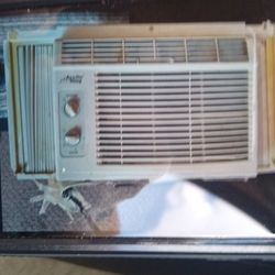 Window Air Conditioner Good Condition 5000btus $35.00