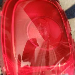 2016 MINI COOPER  LEFT SIDE TAIL LIGHT OEM SMALL CRAK   LOOK AT THE PICTURES 2 FIT  14 IN 2016