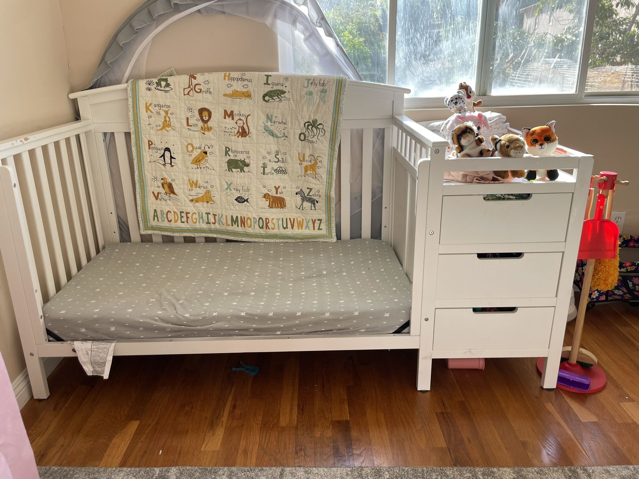 Graco Benton 5 In 1 Convertible crib With Changing Table