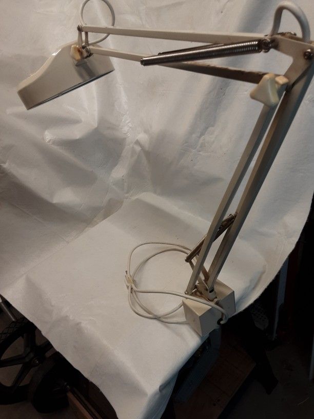 Magnifying Swing Arm Desk Lamp With Clamp LED