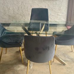 Dining Table With 4 Chairs( Read The Description)