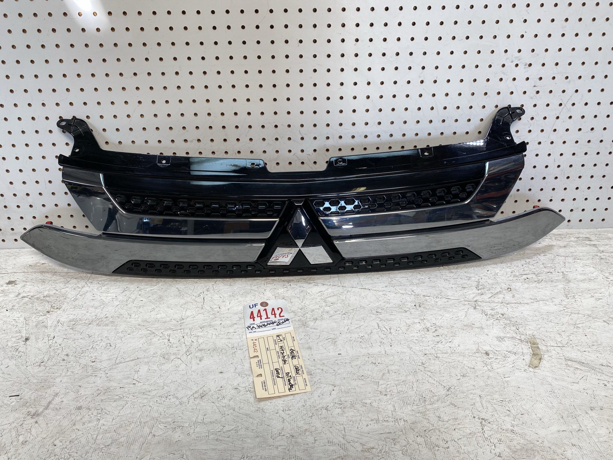 2016 2020 MITSUBISHI OUTLANDER FRONT GRILLE OEM 