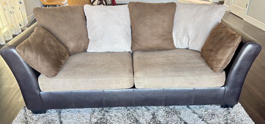 Cozy & Stylish 3-Seater Sofa – Soft Cushions + Leather Accents