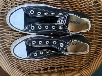 Converse women size 6 or men 4.5 size shoe