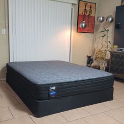 QUEEN SIZE SEALY POSTUREPEDIC MATTRESS AND BOXSPRING FOR SALE! IN GREAT CONDITION, FREE DELIVERY 