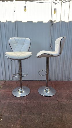 2 White Brstools and coffee table.
