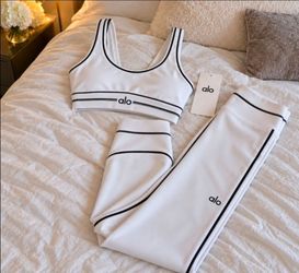 Alo Yoga Sports Bra and Leggings Set
