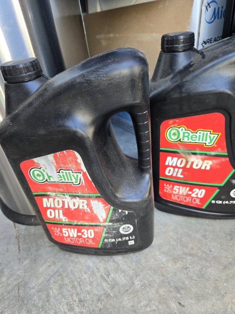2 full extra large
Gallons of motor oil 1 is 5W. 30. And the other is 5W. Selling both of them for 20.
OBO