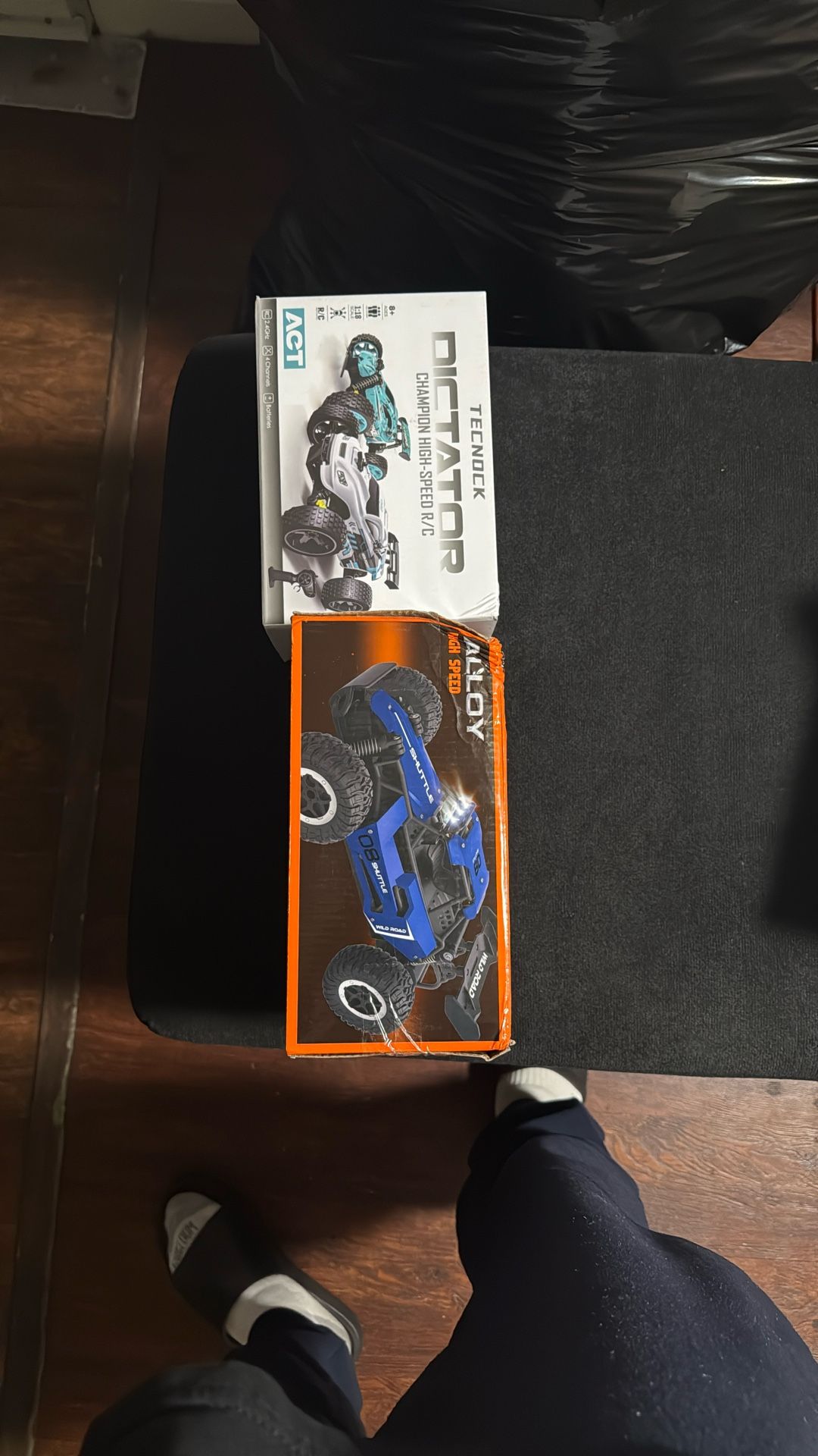  2 EXCLUSIVE REMOTE CONTROL CARS 