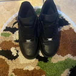 Nike Air Force 1 All Black – Size 8 (Clean)