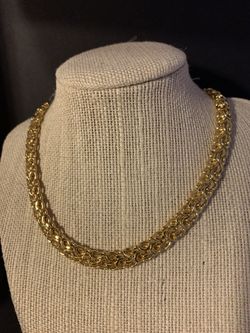 Beautiful gold tone necklace 17” inches #22