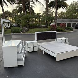 Beautiful Bedroom Set Queen Size Solid Wood White Color In Excellent Condition by Malaysia Furniture