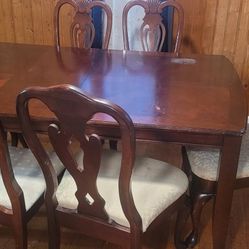 Dining Table (I CAN DELIVER)