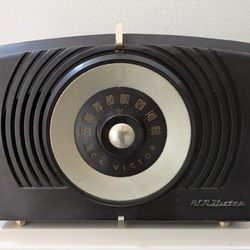 1951 RCA Victor Bakelite model X-551, art deco mid century vintage collectible tube radio. Worked last week when I tested it, you are welcome to try 
