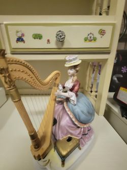 Musical Figurine That Moves To Play