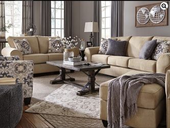 New Ashley Sofa Fre3 Pillows Very Nice 👍