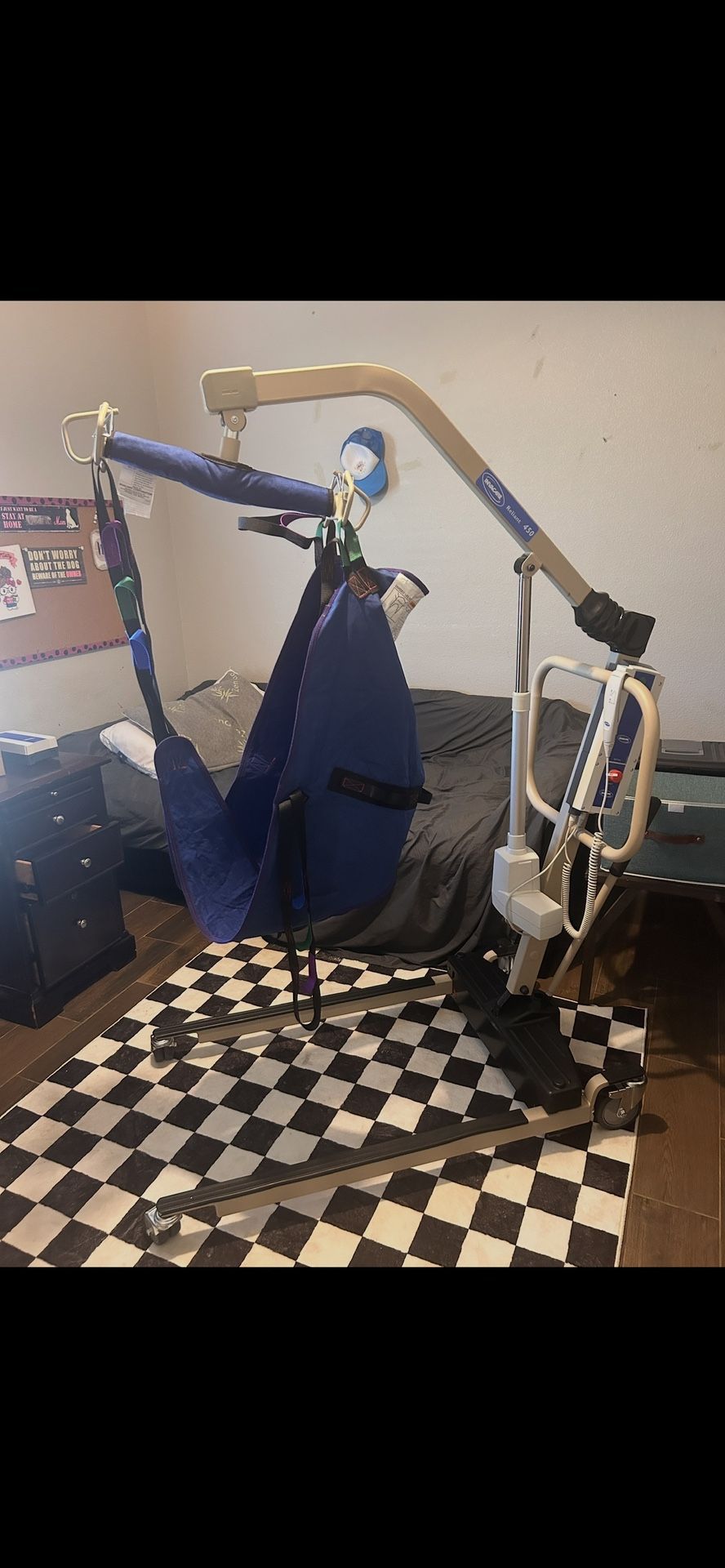 Invacare Hoyer Lift Reliant 450 Battery Powered w sling & extra battery only used once - like New