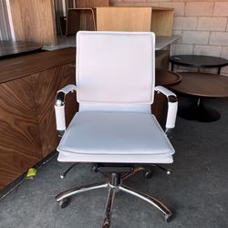 ✨ Modern White Low-Back Office Chair – Chrome Base ✨ ($10 delivery )