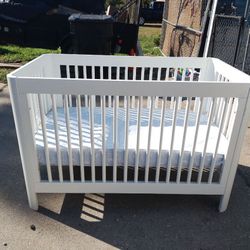 Baby / toddler crib 