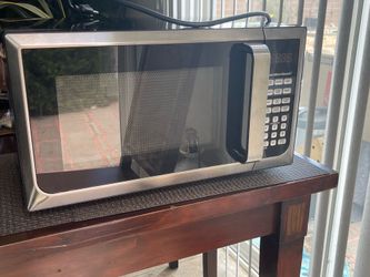 Hamilton Beach 0.9 Cu ft Countertop Microwave in black n Stainless Steel