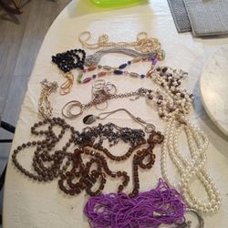 Lot Of 14 Women's Necklaces Beads Chains Different Colors Different Lanes Different Designs 