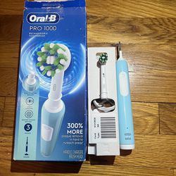 Oral-B Pro 1000 Rechargeable Electric Toothbrush 