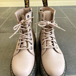 Dr. Martens Jadon III Pisa- vintage taupe color