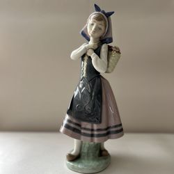 Lladró Porcelain Figurine Girl Wearing Apron Holding Basket of Flowers 1983