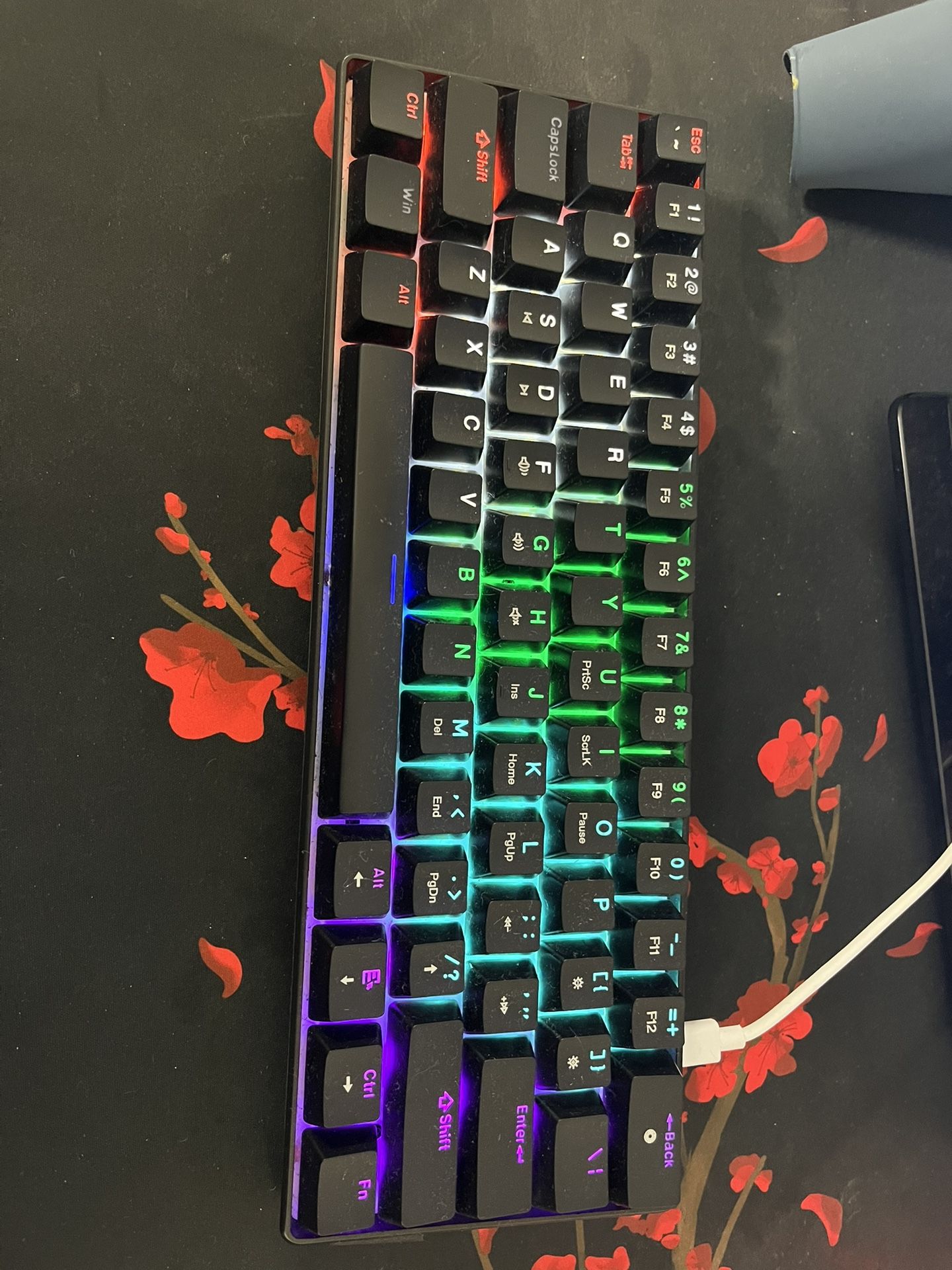 Teclado mecánico gamer 60% RGB – Buen estado