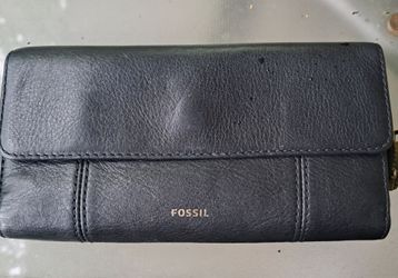 NEW FOSSIL CLUTCH WALLET - 50% off Retail!
